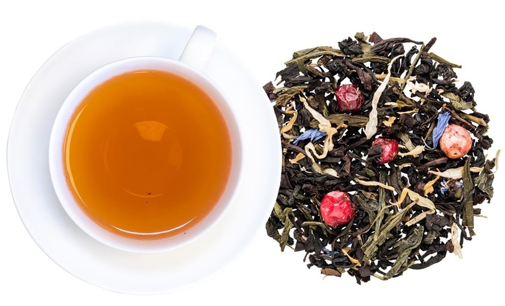 Weiße Teetasse mit losem Früchtetee daneben, Tee, Kräutertee, Lose Blatt, Tasse, Aufbrühen