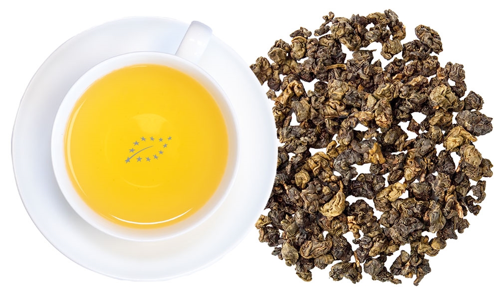 Weiße Tasse mit gelbem Tee neben losem Oolong-Tee, Tee, Kanne, Kups, Drachenfrucht?, Rooibos?