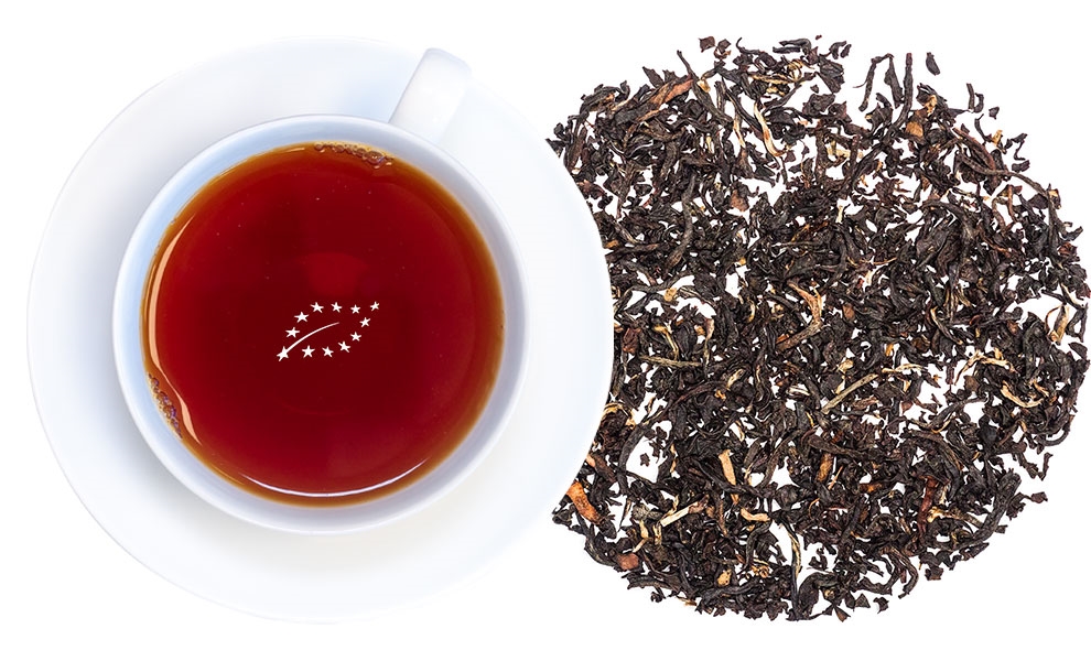 Weiße Tasse mit schwarzem Tee und losem Tee daneben, Schwarztee, Teeblätter, Kuppa, Dunkle Teeblätter, Tee-Set