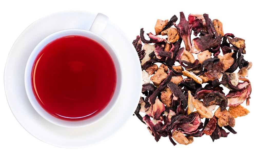 Weiße Tasse mit rotem Früchtetee und Tee-Mischung, Tee, Rosentee, Himbeersaft, Kräutertee, Kräuterblätter