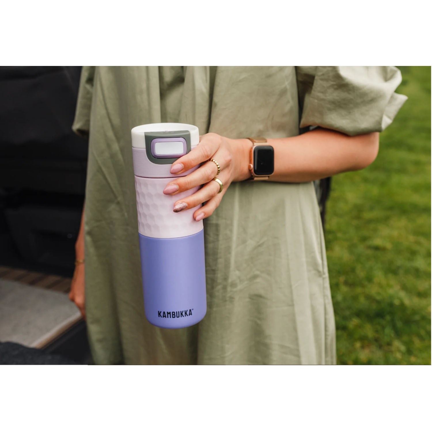 Person hält Kambukka Thermobecher in Pastell-Lila, Trinkflasche, Isolierflasche, Vakuumflasche, 12 oz/350 ml, lila/purpur