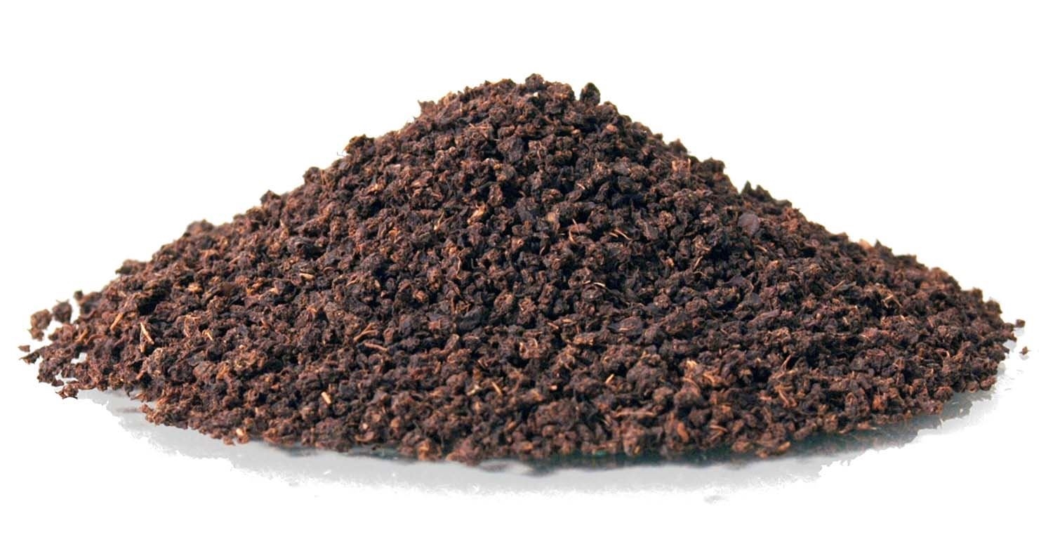 Haufen lockere, dunkle Blumenerde auf Weiß, Kaffee, Kaffeegrund, Kaffeesatz, gemahlene Bohnen, Kaffeepulver