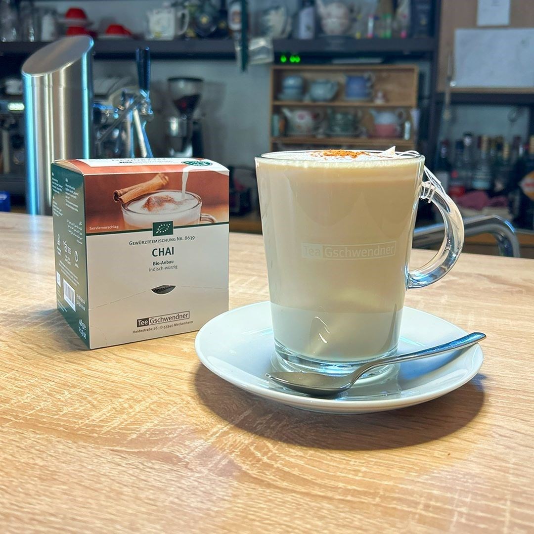 Glas Bio Chai Latte mit Tee Gschwendner Chai Packung, chai, tee, milchkaffee, glasbecher, kakaooptik