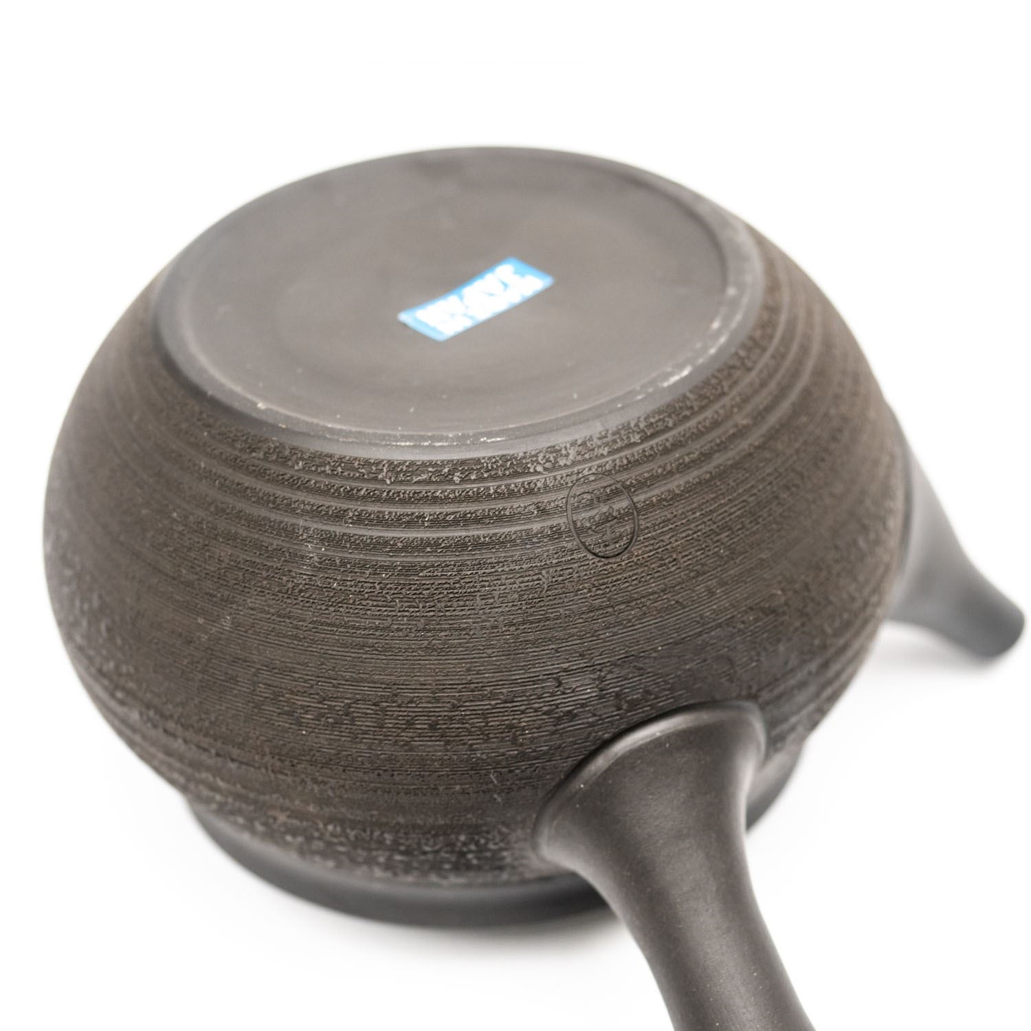 Unterseite einer schwarzen Kyusu-Teekanne aus Keramik, Teekanne, Kessel, Schwarz, Gravurtextur, Gusskessel