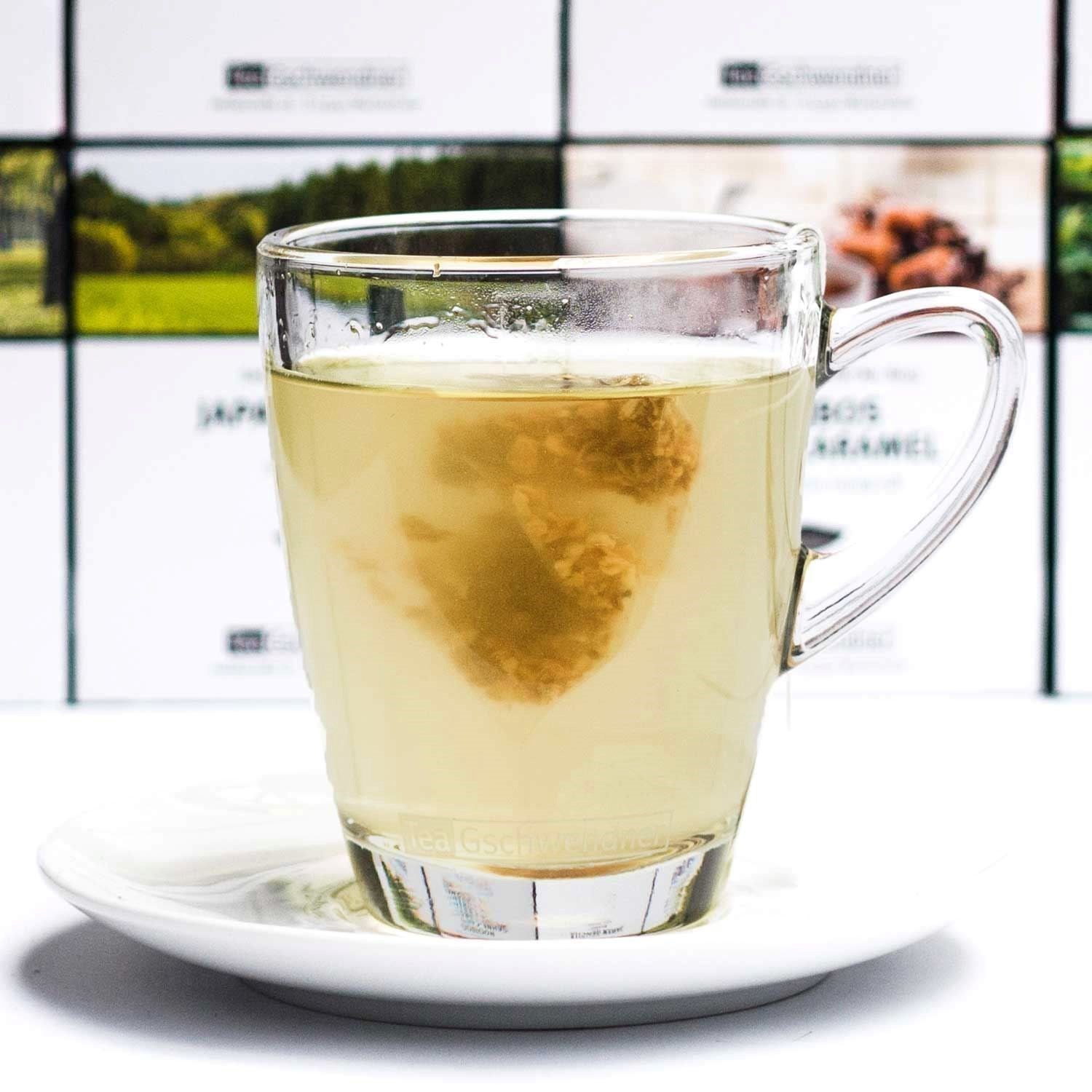 Transparente Teetasse mit hellem Kräutertee und Beutel, Teeglas, Klartee, Kräutertee, Teeblatt, Teegetränk