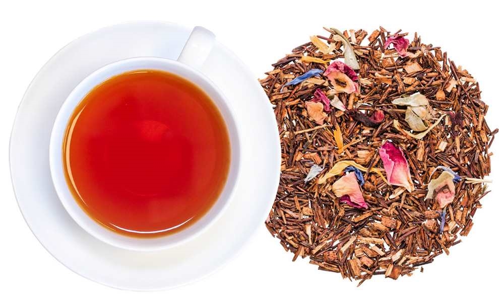 Rooibostee in Tasse mit bunten Blütenblättern, Tee, Lose Blätter, Kräutertee, Himbeerrosen, Té