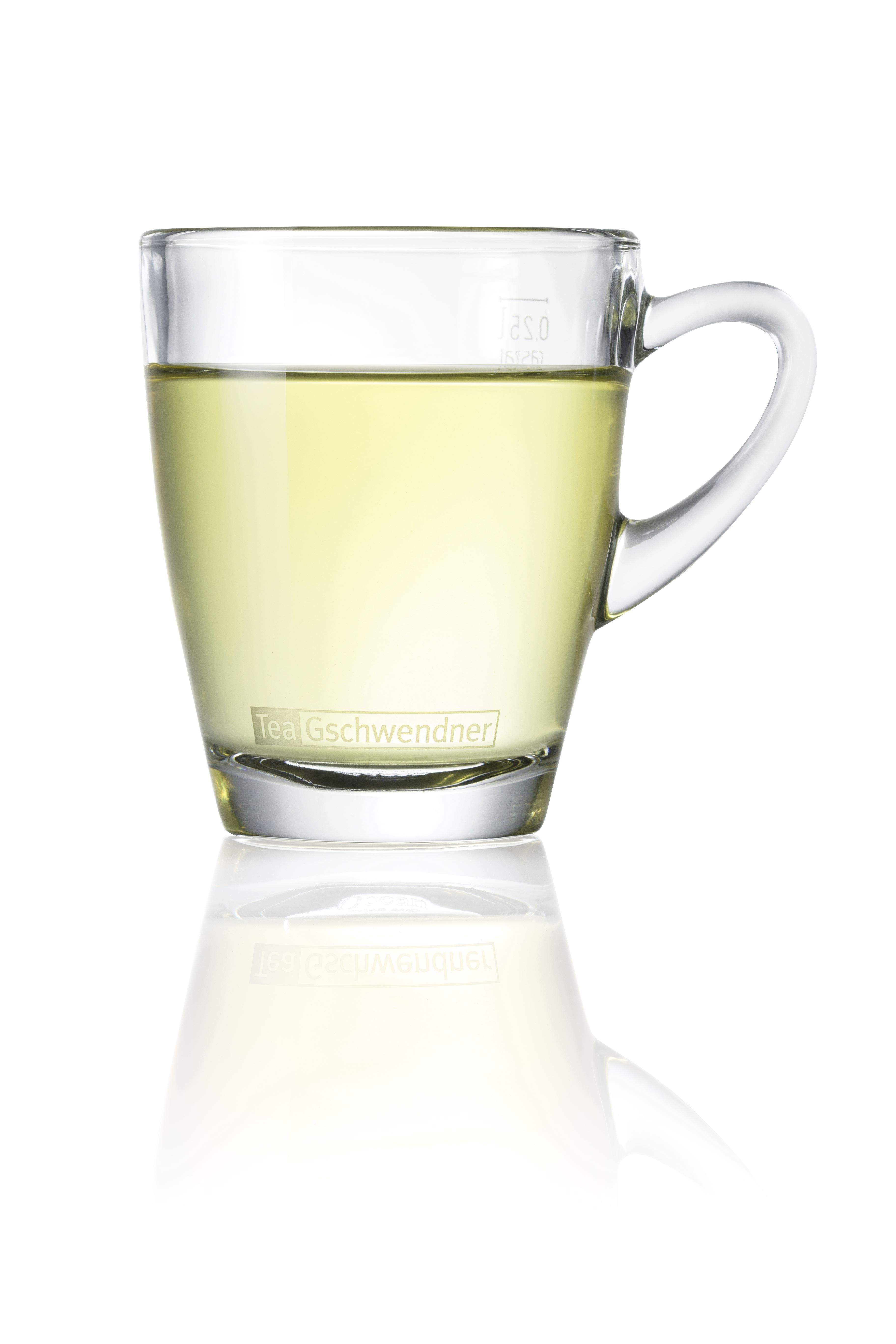 Transparente Teetasse mit hellem Grüntee, gläserner tasse, glasbecher, tee mug, grüntee, transparent glas, Glasbecher, Grüner Tee, Transparentes Becher, Henkelbecher, Teebecher, Teeglas, Glas, Gelbgrün, Hanf-Glas, Kaffeebecher