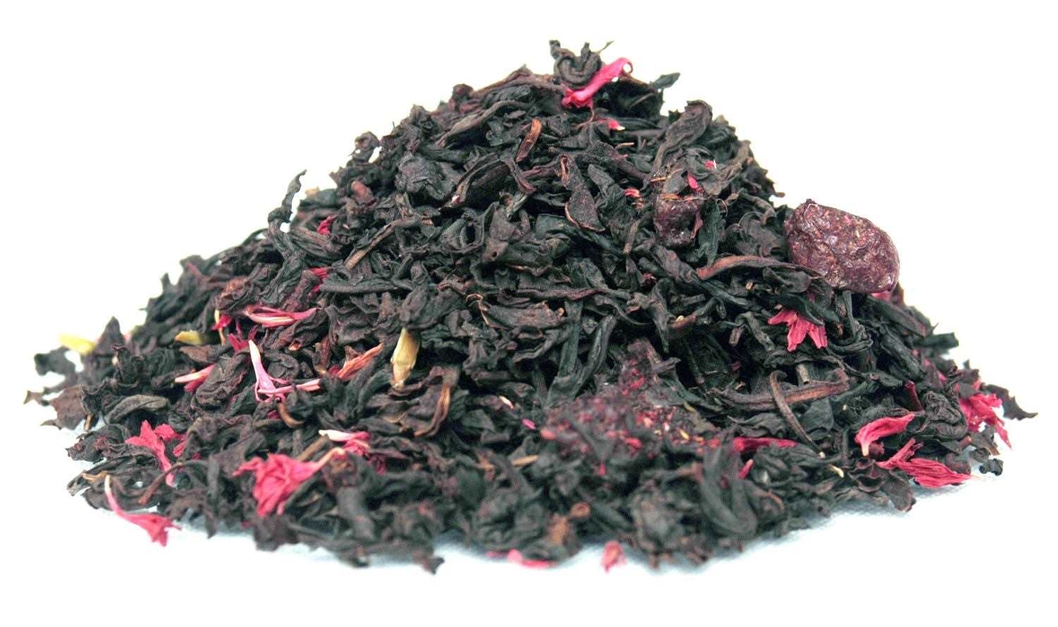 Haufen schwarzer Tee mit Beeren und Blüten, Tee, Hibiskus, Blüten, lose Blätter, rote Farbtöne