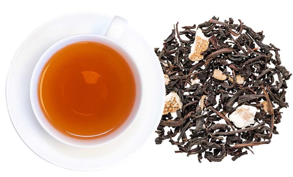 Weiße Tasse mit schwarzem Tee und losen Teeblättern, Schwarztee, Tee, Teeblätter, Kupferfarbene Flüssigkeit, Teetasse