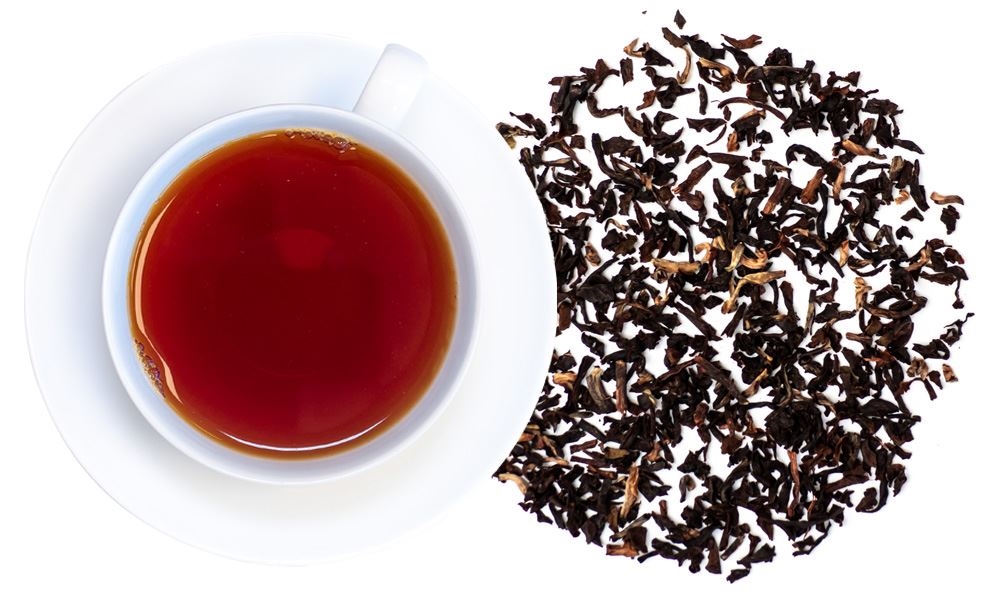 Weiße Tasse Schwarztee mit losen Teeblättern daneben, Tee, Schwarztee, Tee-Tasse, Rote Bräunung, Kräutertee