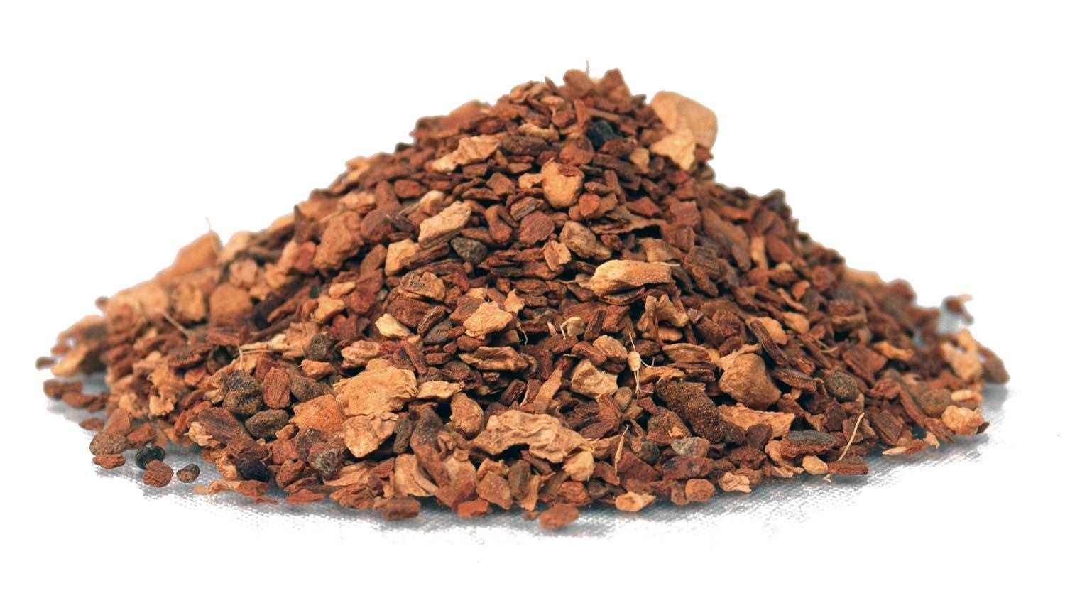 Haufen grob geschnittener Zimtrinde als Tee, Kakao-Pulver, Kaffeeersatz, Zerquetschte Schoten, Kaffee-Granulat, Brauner Röstaroma