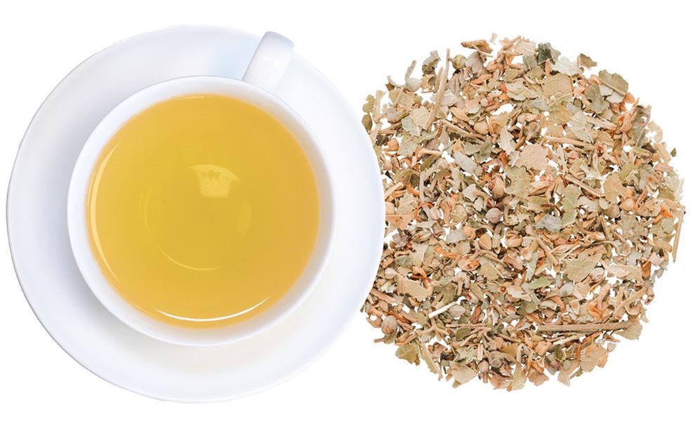 Weiße Tasse mit Kräutertee und lose Kräutermischung, Kräutertee, Kräutertee-Set, Tee, Kräuterblätter, Beuteltee