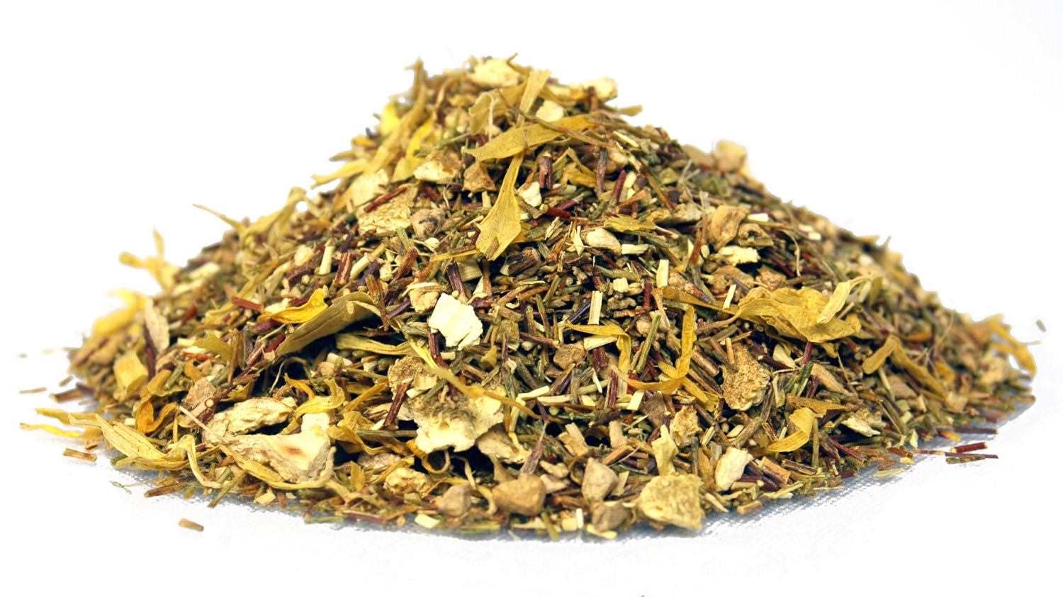 Haufen lose Kräuterteemischung auf weißem Hintergrund, Kräutertee, Kräuterpulver, Teemischung, getrocknetes Kraut, Zutatenmix