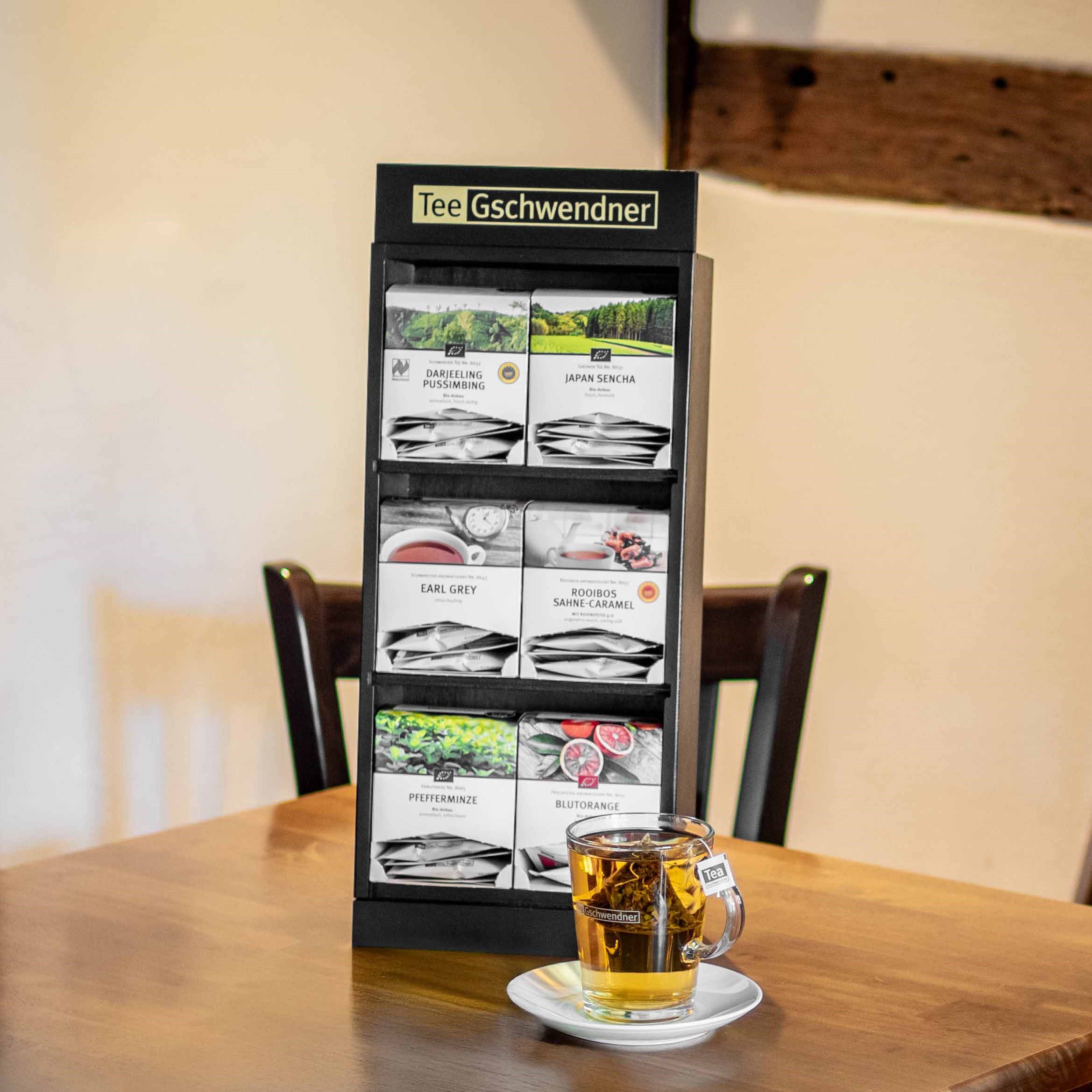 Tee Gschwendner Display mit Teesorten und Glastasse, Tee-Probierbox, Teesortiment, Geschenkset, Teegeschmack, Kaffee- oder Teebeutelständer