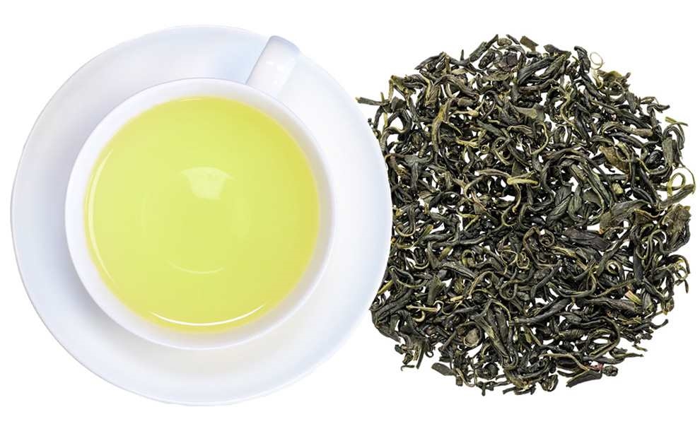 Weiße Tasse grüner Tee neben losen Teeblättern, Grüner Tee, Teeblätter, Tea Leaves, Tee-Pfannen, Tee-Zeremonie