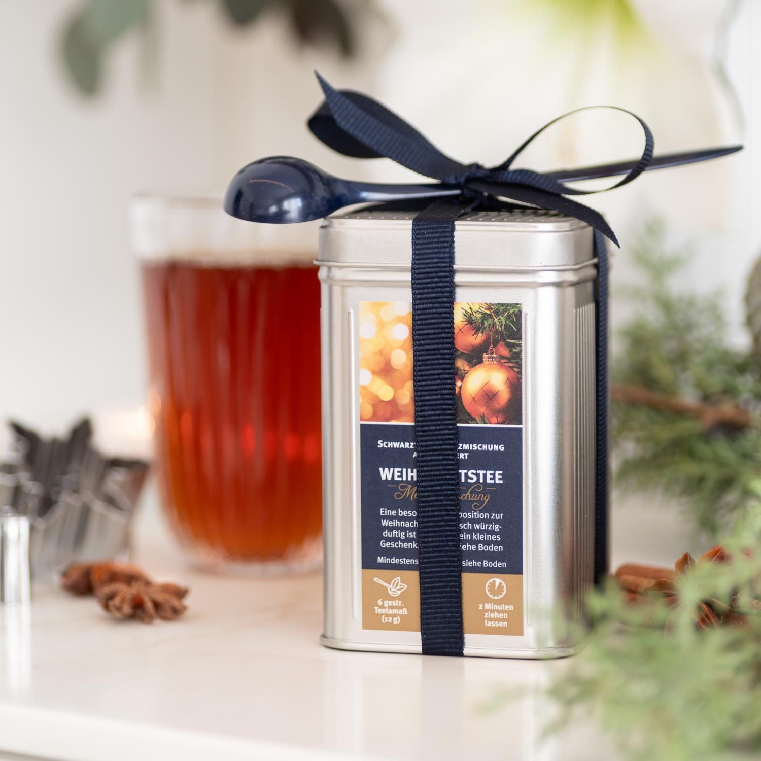 Metall-Dose Weihnachtstee mit Schleife und Teelöffel, Tee, Weihnachtstee, Metalldose, Kastenverpackung, Halterung mit Band