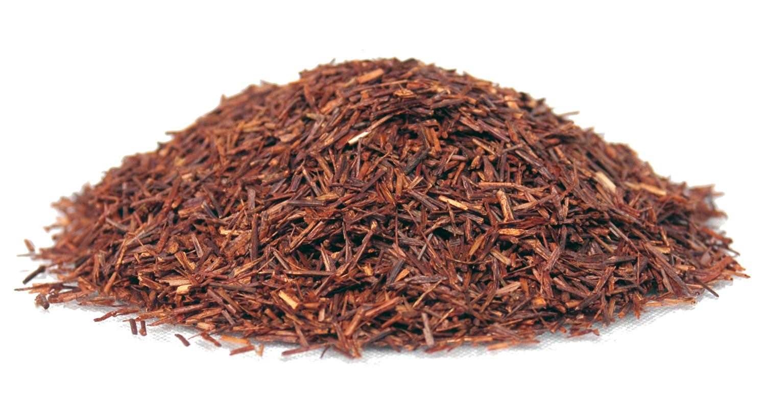 Haufen loser Rooibos Tee auf weißem Hintergrund, Reisig, Rosenholz, Shredded wood, Holzspäne, Braun