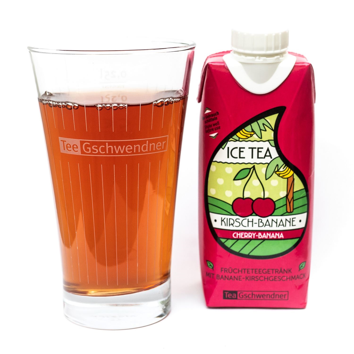 Glas und Packung Tee Gschwendner Eistee Kirsch-Banane, Eistee, Kirsche-Banane, Fruchtgetränk, Kartonpackung, Glasbecher
