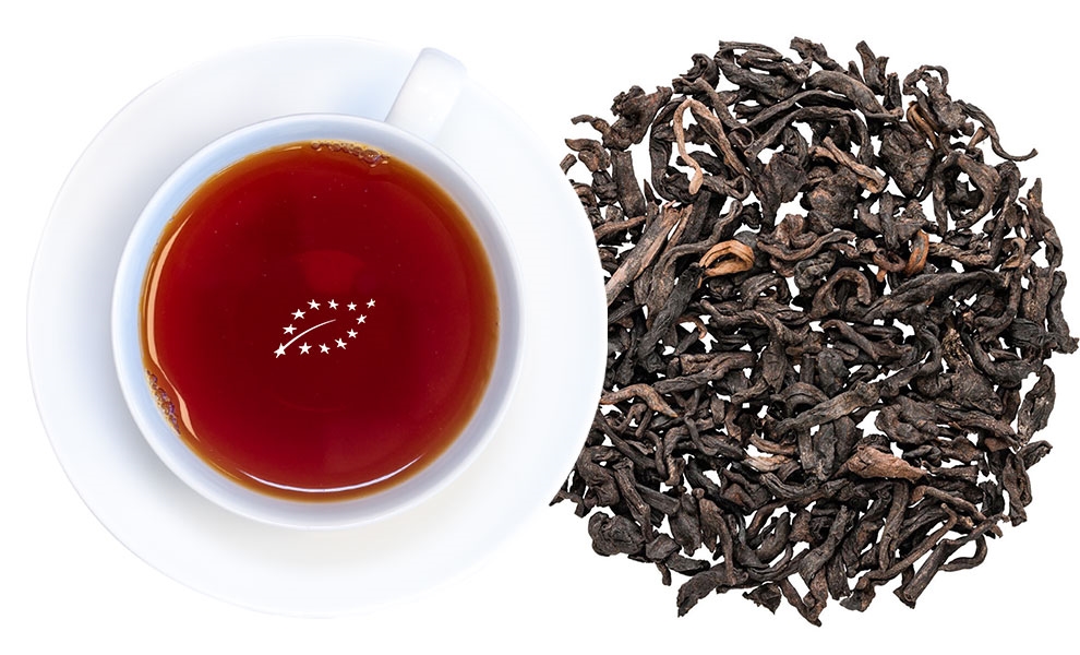 Weiße Tasse Schwarztee mit losen Schwarzteeblättern, Tee, Schwarztee, Teeblätter, Tee-Set, Kupfer-Farbe?