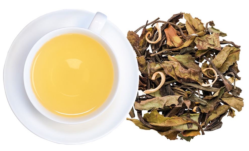 Weiße Teetasse mit aufgebrühtem Weißtee und Blättern, tee, tee-aufguss, Kräutertee, Kräutertee-Blätter, Teeblatt-Tulpe