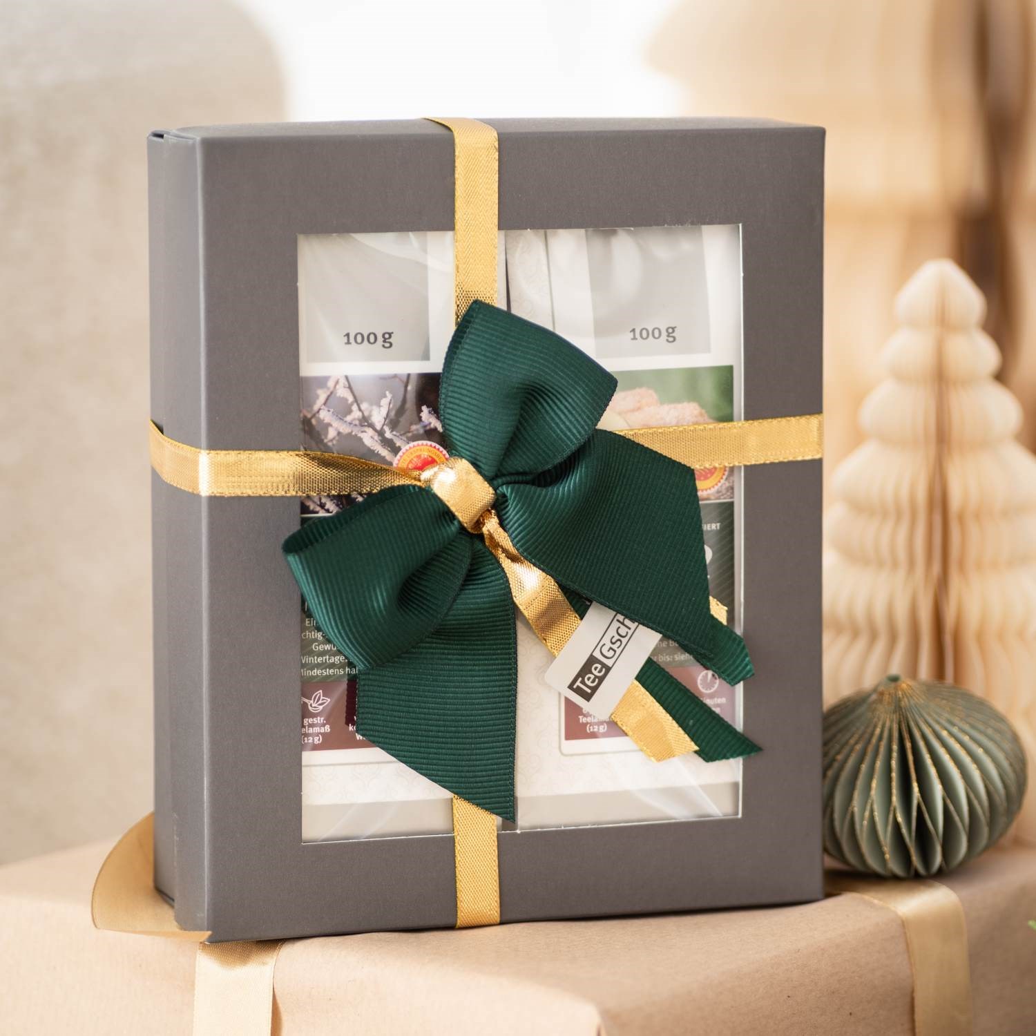 Graues Tee Geschenkset mit goldener und grüner Schleife, Geschenkbox, Teebeutel, 100 g, Band, Schleife