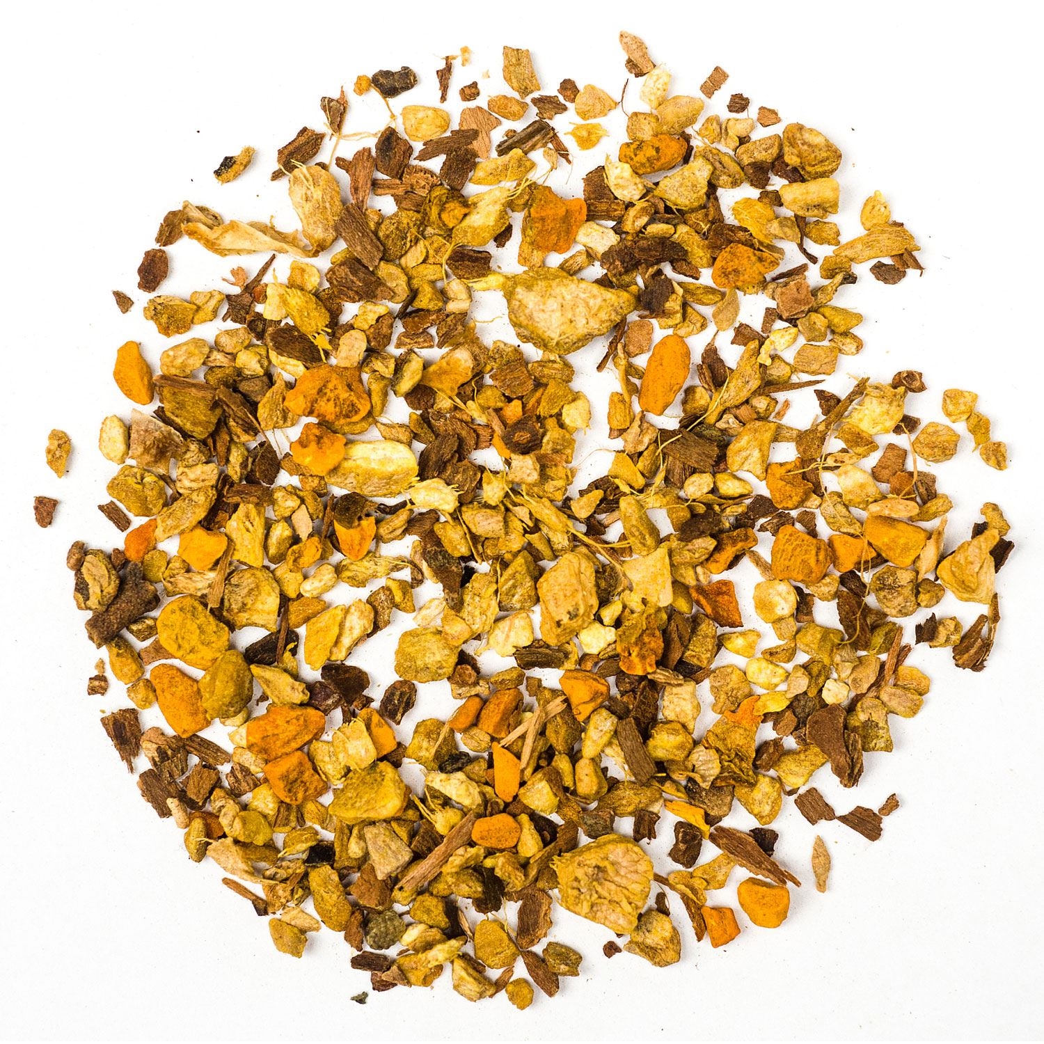 Lose Ingwer-Kurkuma-Tee Mischung auf weißem Hintergrund, Kräutertee, Tee-Mischung, getrocknet, Orangetöne, Kleinstückchen