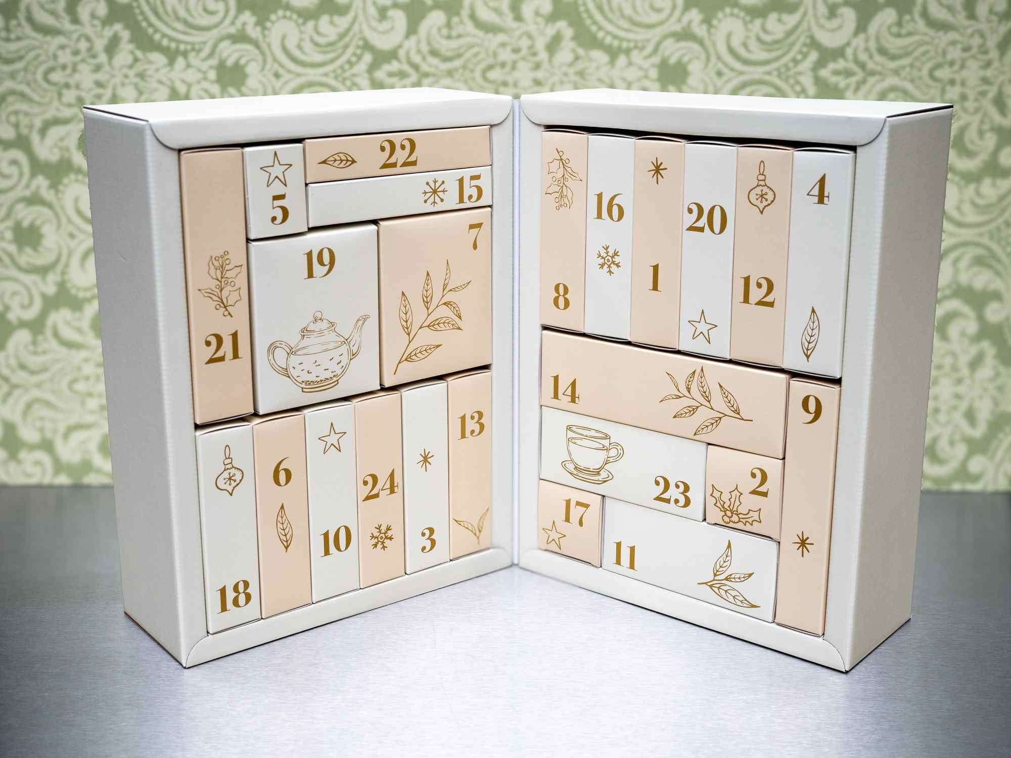 Beiger und weißer Tee Adventskalender mit 24 Fächern, adventskalender, teekanne, blättermuster, tassenmotiv, zahlenblöcke
