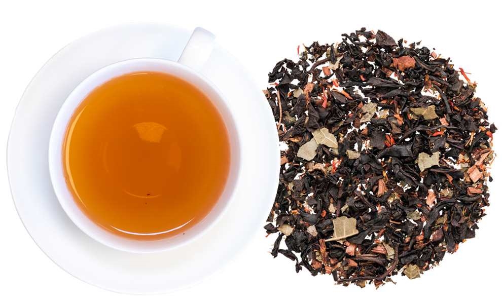 Weiße Tasse Schwarztee neben losen Teeblättern, tee, tee-blätter, früchtetee, kupferfarben, loose-tea