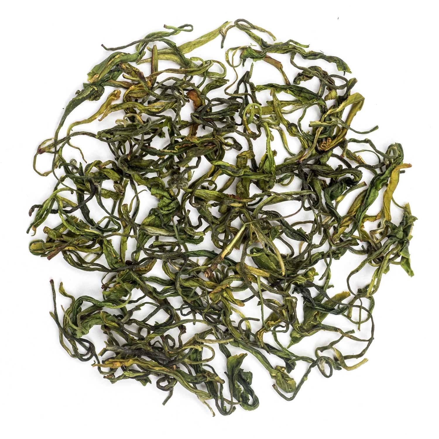 Nahaufnahme von losem grünen Tee aus ganzen Blättern, tee, grüner tee, lose blatt tee, tee blätter, kräutertee
