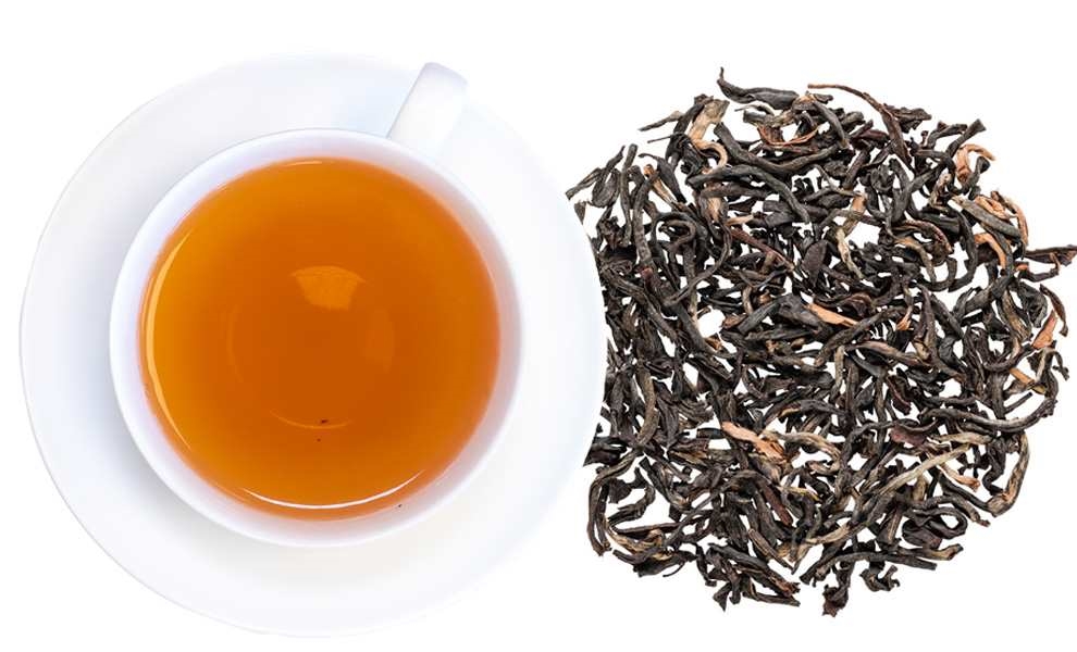 Weiße Tasse mit schwarzem Tee und losen Teeblättern, Tee, Schwarztee, Teeblätter, Brühen, Kanne