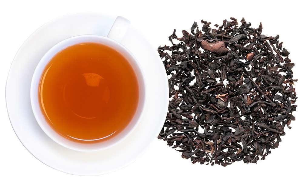 Weiße Tasse mit schwarzem Tee und losem Schwarztee, Tee, Schwarztee, Teekanne, Teeblätter, Schwarztee-Blatt?