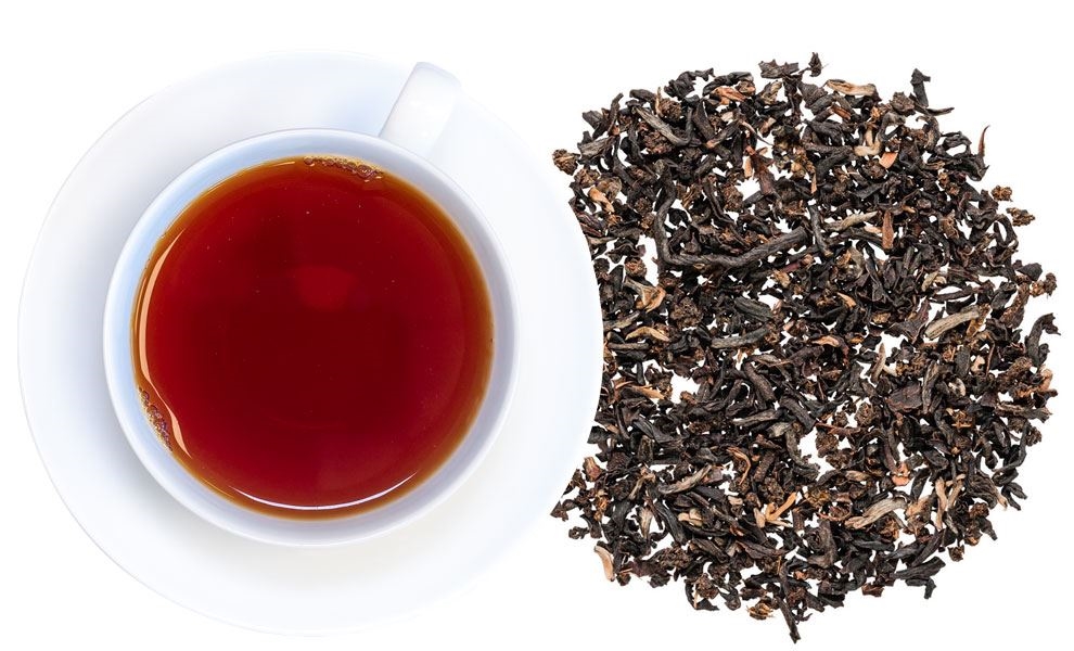 Weiße Tasse mit schwarzem Tee und losem Blatttee, Tee, Schwarztee, Teekanne, Teeblätter, Kochteek