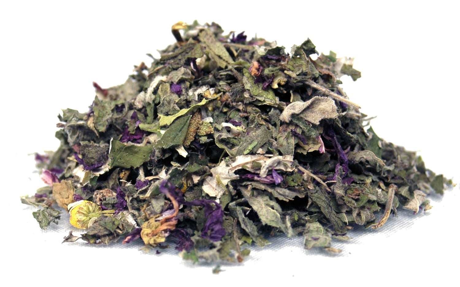Lose trockene Kräuterteemischung mit Blättern, Kräutertee, getrocknete Kräuter, Blätter, Lavendel, pflanzliche Mischung