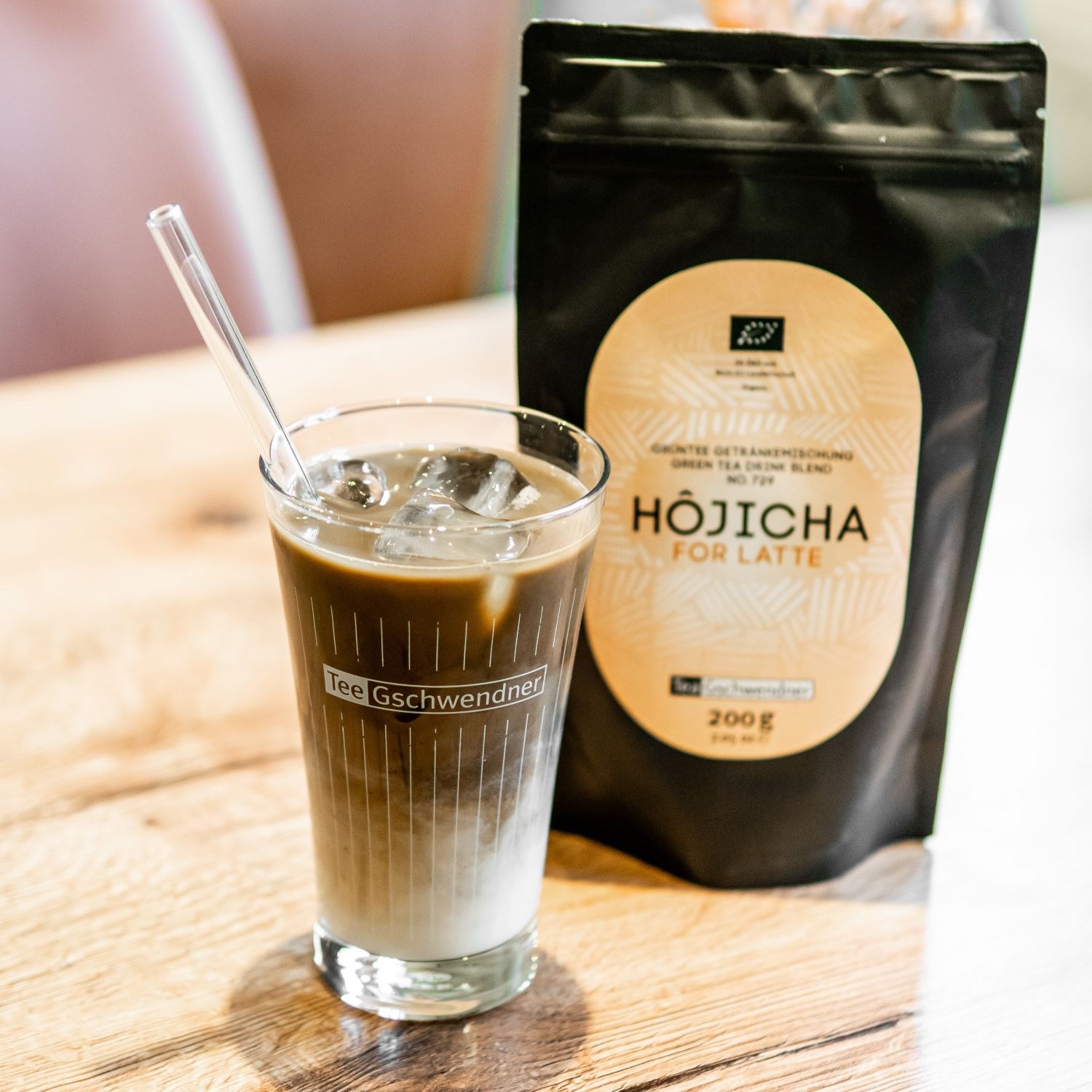 Glas Hojicha Eistee-Latte mit Teepackung, Eistee, Kaffee-Getränk, Kaffee-Mischung, Latte, Tee-Blend