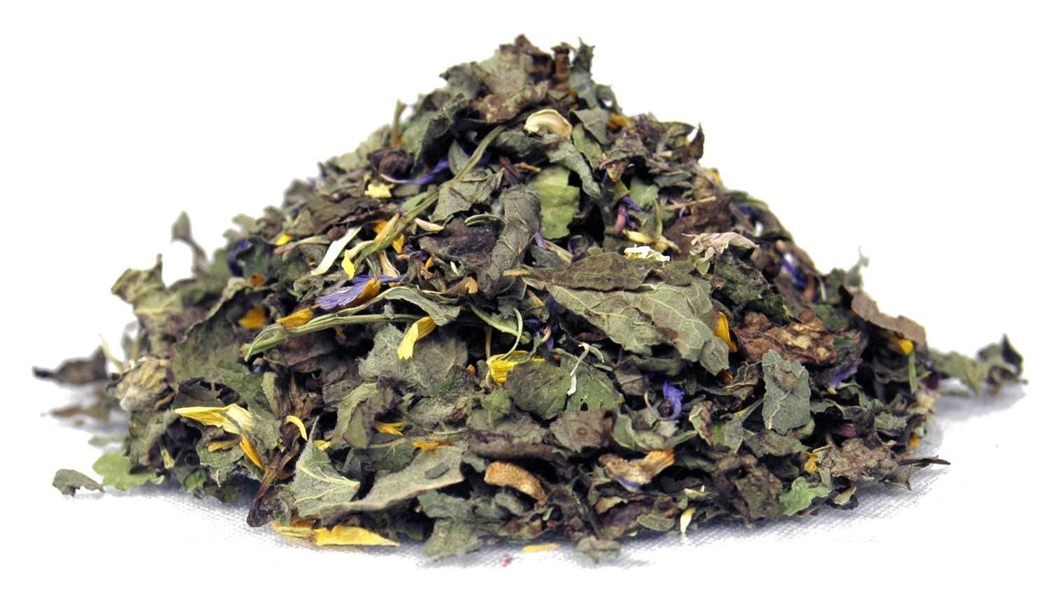 Haufen loser Kräutertee mit bunten Blüten, Kräutertee, Trockenblätter, Kräutertee-Mischung, Blütenblätter, Chai?