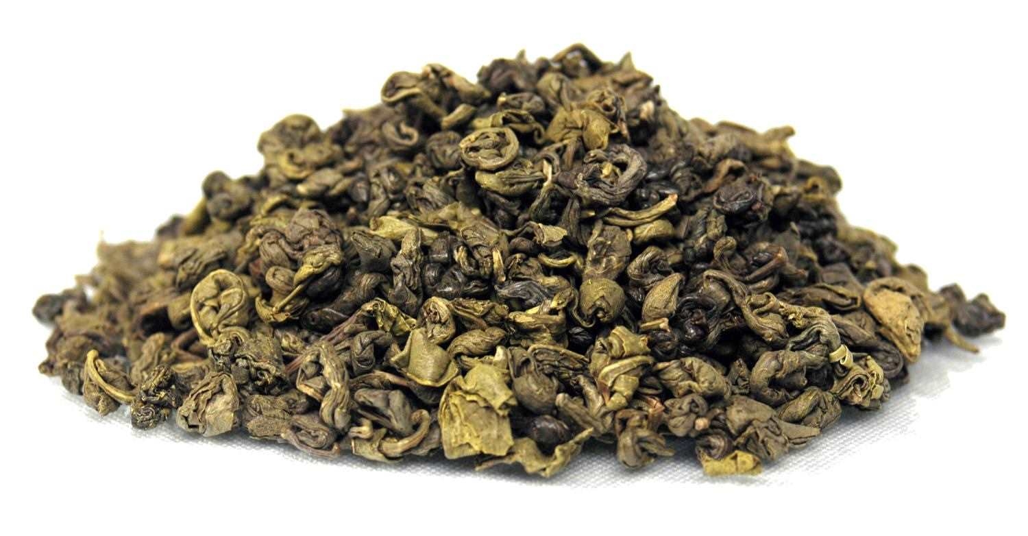 Haufen loser grüner Tee Gunpowder auf Weiß, tee, tee-blätter, grüner-tee, haup attribute, second