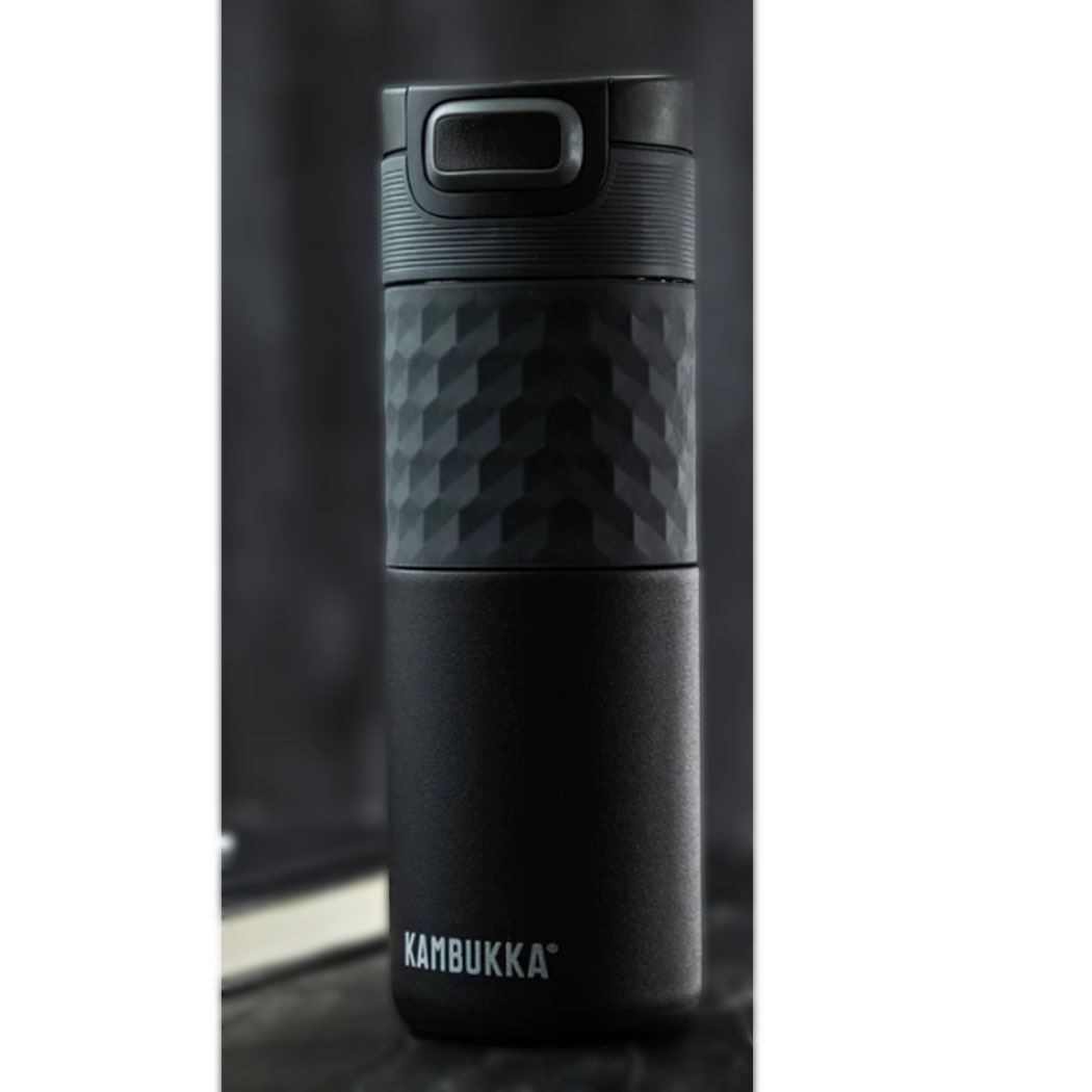 Schwarzer Kambukka Thermobecher mit Strukturgriff, Thermosflasche, Trinkflasche, Kantiges Muster, Carbon-Textur, KamBukka-Brand