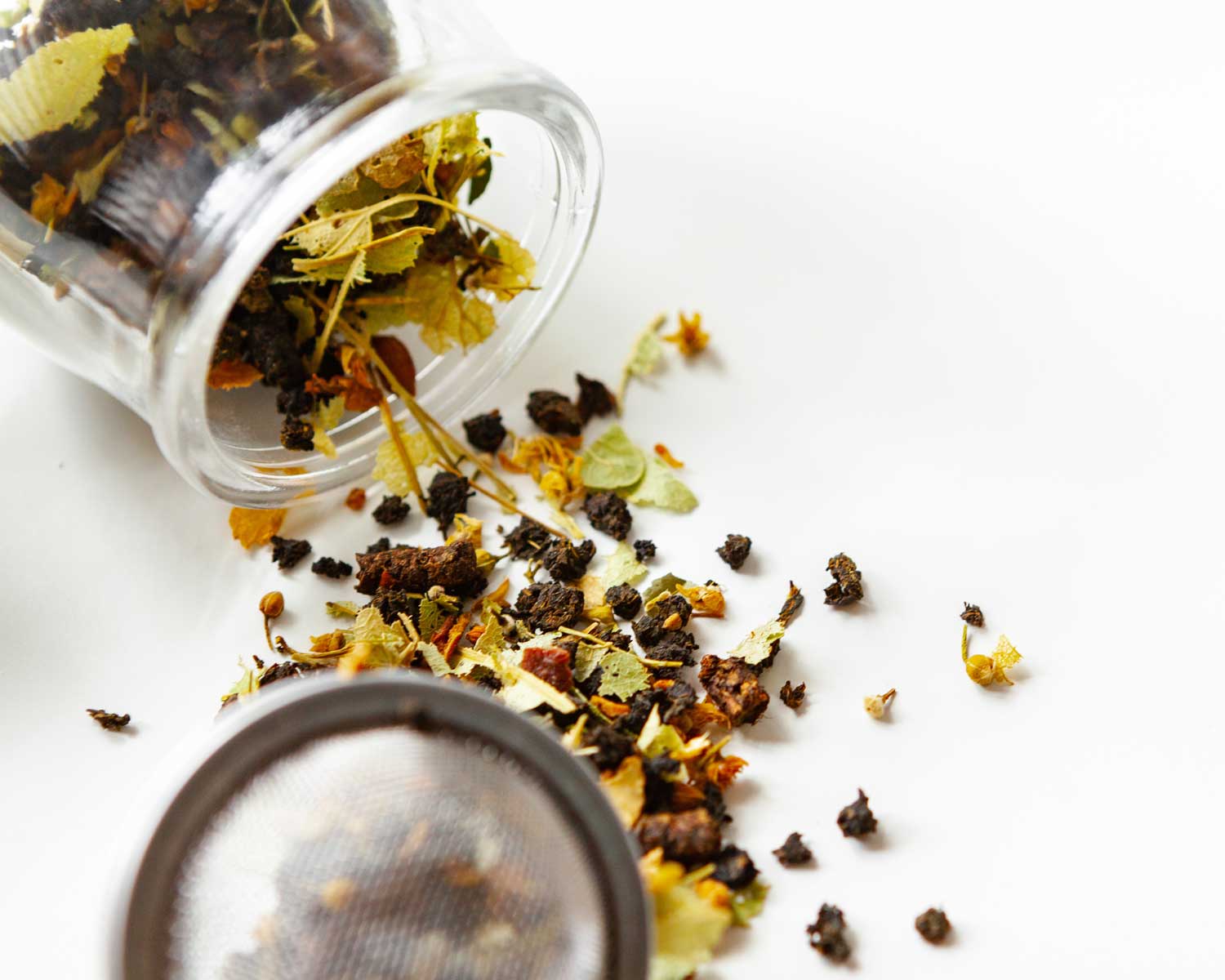 Kräutertee, lose Teemischung, getrocknete Blätter, Teesieb, Glasbehälter