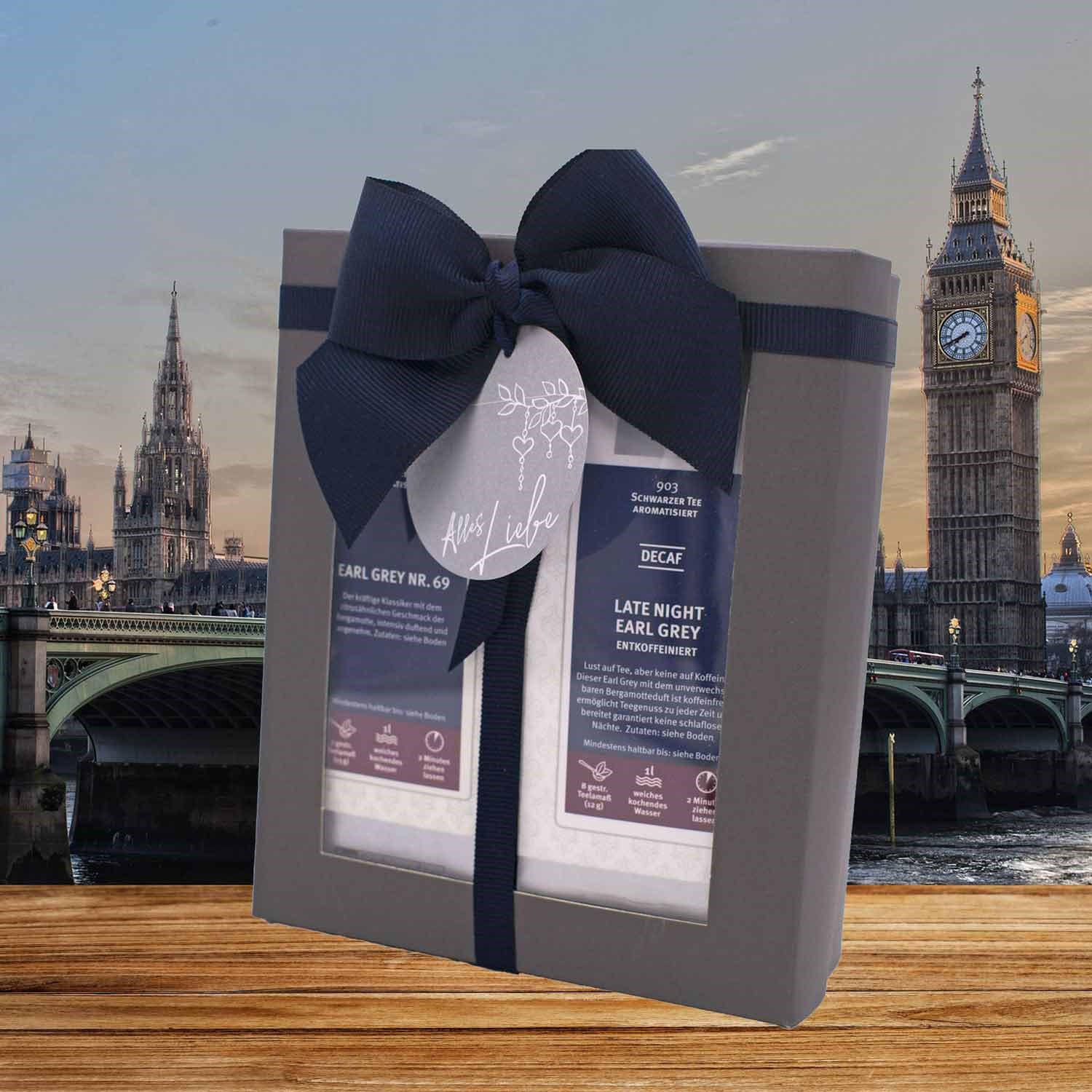 Geschenkbox Earl Grey Tee mit Schleife vor London, Tee-Set, Dekofkus, Late Night Earl Grey, Geschenkbox, Körper-Band