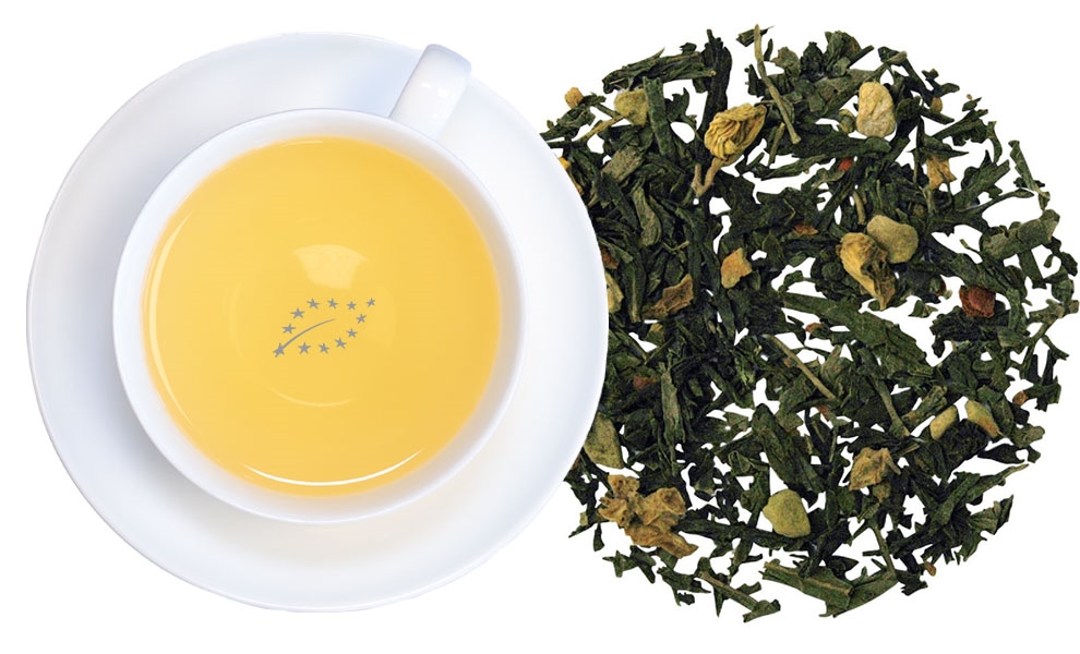 Tasse grüner Tee mit Ingwerstücken lose daneben, Kleiner Teebeutel, Kräutertee, Blättertee, Gelber Tee, Tee-Set
