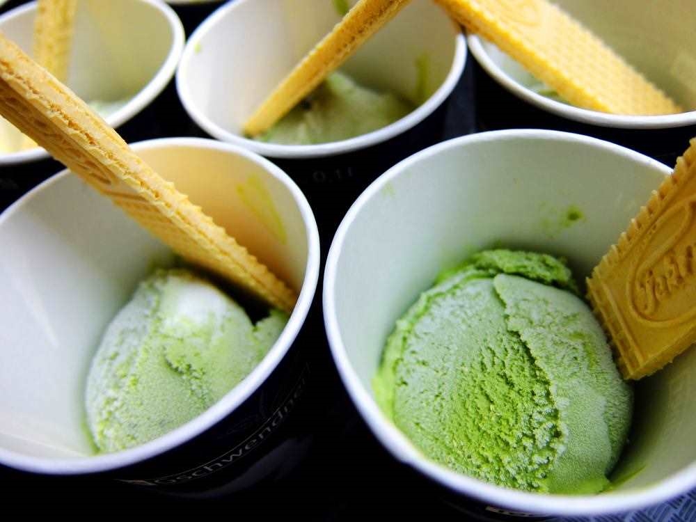 Becher mit grünem Matcha-Eis und knuspriger Waffel, Eis, Minze, Grüner Geschmack, Waffel, Becher