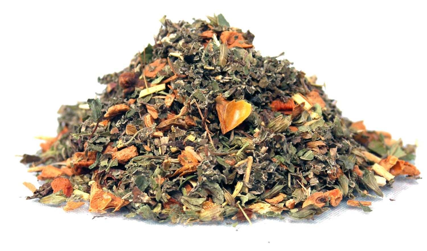 Haufen lose Kräutertee-Mischung mit Kräutern und Wurzeln, Kräutertee, Kräutermischung, getrocknete Kräuter, Blätter, Grün braun orange