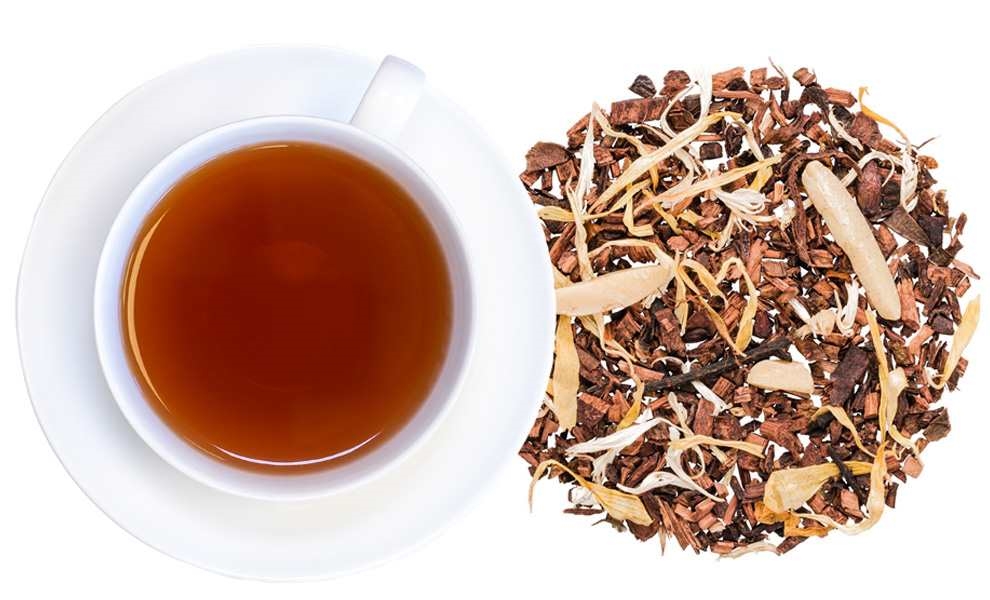 Weiße Tasse Kräutertee neben losen Teeblättern, Tee, Schwarztee, Lose-Blätter, Kupferbraun, Täfelchen-trockene Blätter