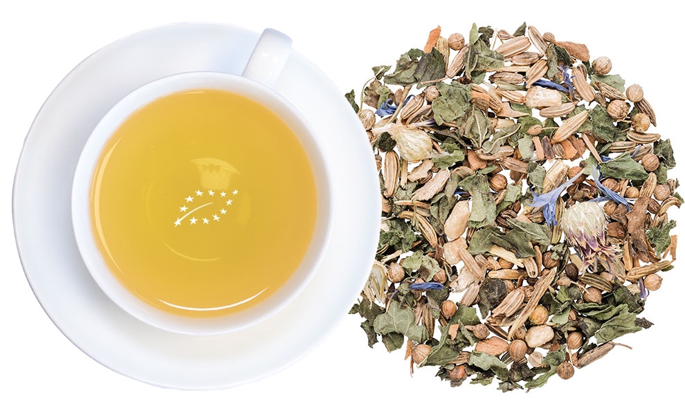 Weiße Tasse Kräutertee neben loser Kräutermischung, tee, tee-aufguss, kraeutertee, getraenk, getraenk