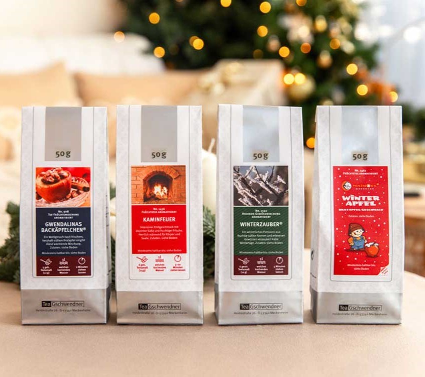 Vier winterliche TeaGschwendner Teesorten vor Weihnachtsbaum, Kaffee, Backmischung, Weihnachtsduft, 50 g, Paket