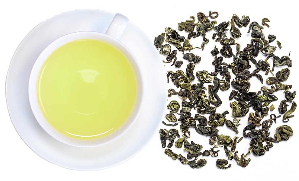 Weiße Tasse mit frisch aufgebrühtem Grüntee