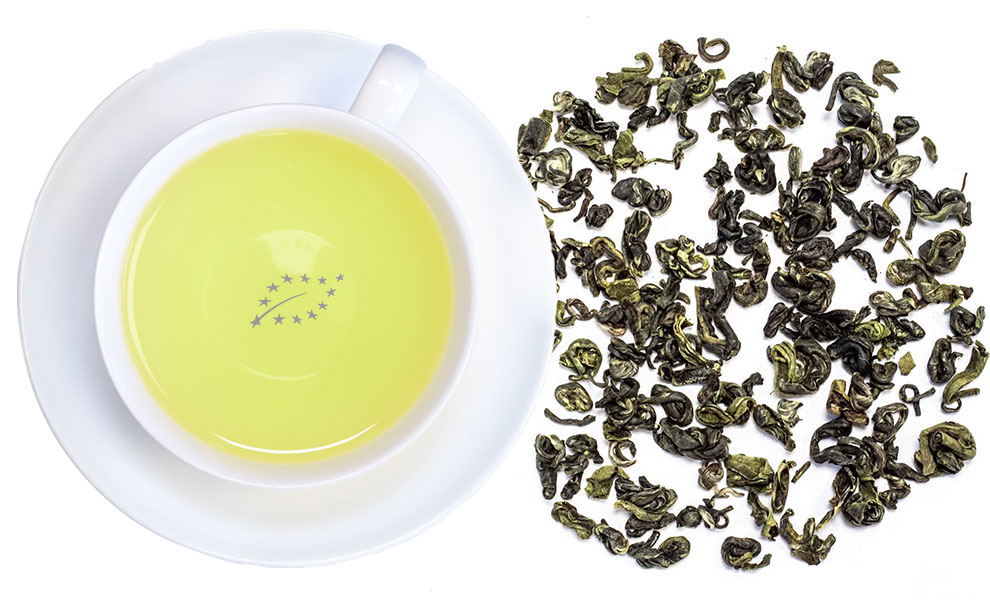 Weiße Tasse mit frisch aufgebrühtem Grüntee