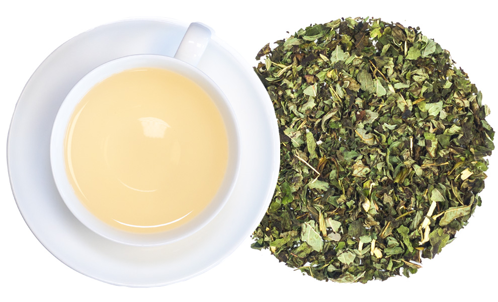 Weiße Tasse mit aufgebrühtem Pfefferminztee