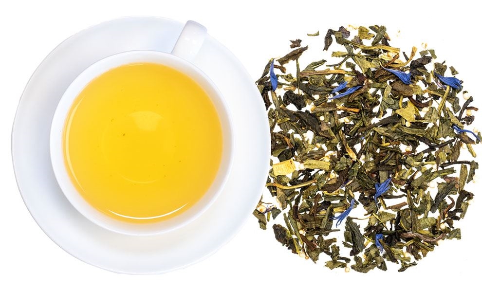 Weiße Tasse grüner Tee mit losem Blatttee daneben, tee, grüner tee, lose tee-blätter, tee-tasse, infusion