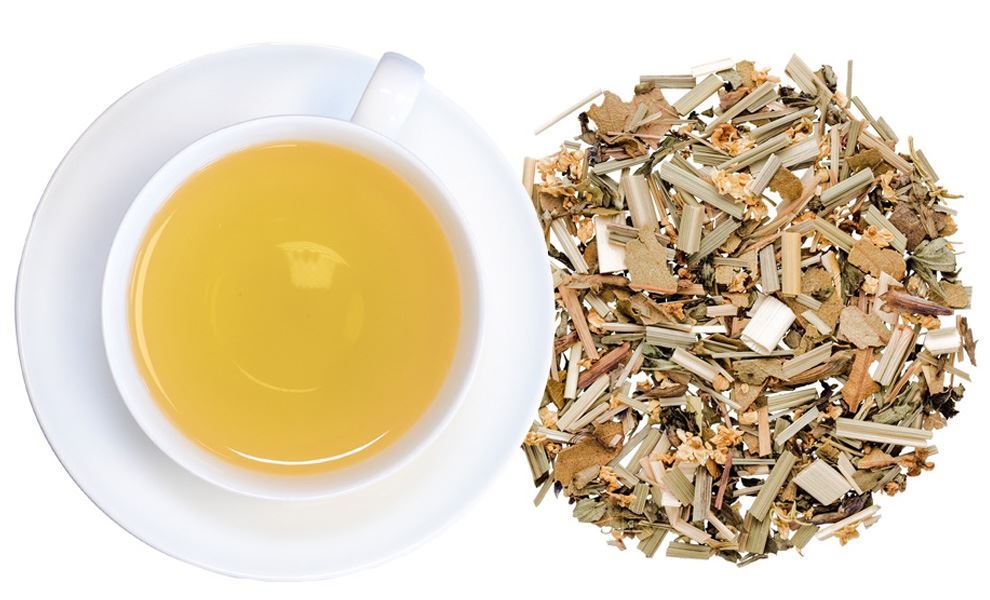 Weiße Tasse Kräutertee neben loser Teemischung, tee, tee-bio, kraeutertee, loser tee, getrockneter tee